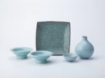 写真左から 鈴木三成【青瓷台皿】径13×高さ5cm 鈴木三成【青瓷角皿】幅20.8×高さ3.4cm 津金日人夢【青瓷酒盃】径8.5×高さ3.5cm 津金日人夢【青瓷氷裂文徳利】径10.5×高さ13cm