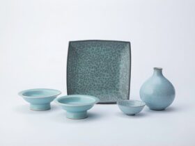 写真左から 鈴木三成【青瓷台皿】径13×高さ5cm 鈴木三成【青瓷角皿】幅20.8×高さ3.4cm 津金日人夢【青瓷酒盃】径8.5×高さ3.5cm 津金日人夢【青瓷氷裂文徳利】径10.5×高さ13cm