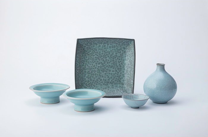 写真左から 鈴木三成【青瓷台皿】径13×高さ5cm 鈴木三成【青瓷角皿】幅20.8×高さ3.4cm 津金日人夢【青瓷酒盃】径8.5×高さ3.5cm 津金日人夢【青瓷氷裂文徳利】径10.5×高さ13cm