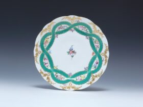 「金彩花絵緑のリボンと花のガーランドディナープレイト」ルイ15世よりオーストリアのマリア・テレジアに贈られたディナーサービスの中の1枚。1758年、直径25cm　