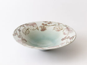 鉄絵銅彩秋海棠文大鉢　2022　51.5×51.5×12.5㎝　緑ヶ丘美術館蔵　撮影：久保佳正