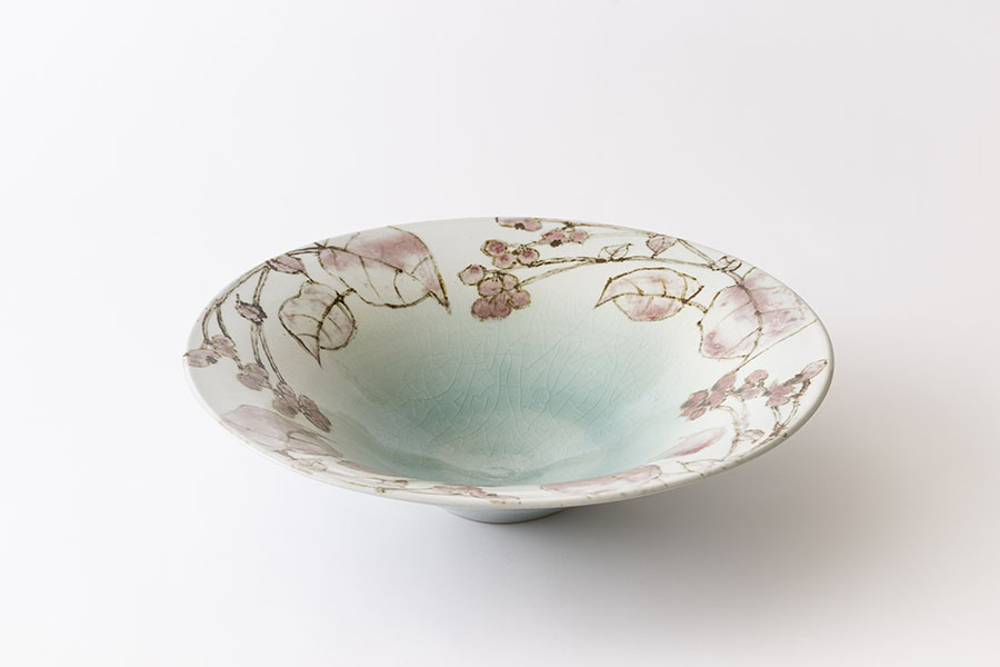 鉄絵銅彩秋海棠文大鉢　2022　51.5×51.5×12.5㎝　緑ヶ丘美術館蔵　撮影：久保佳正