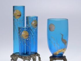 （左）バカラ《台付花器「月に雁」》1878年頃 （右）バカラ《台付花器「月に鶴」》1878年頃 　撮影：池田ひらく