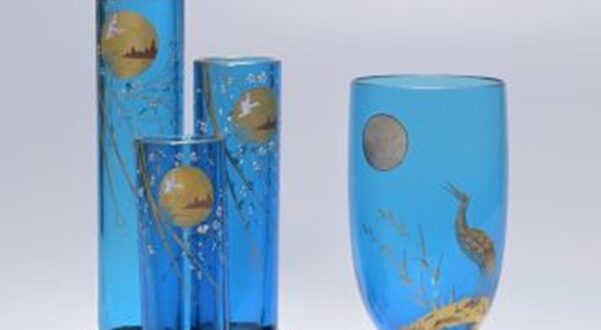 （左）バカラ《台付花器「月に雁」》1878年頃 （右）バカラ《台付花器「月に鶴」》1878年頃 　撮影：池田ひらく