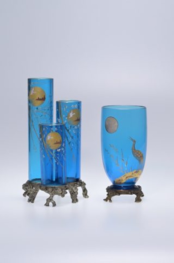 （左）バカラ《台付花器「月に雁」》1878年頃 （右）バカラ《台付花器「月に鶴」》1878年頃 　撮影：池田ひらく