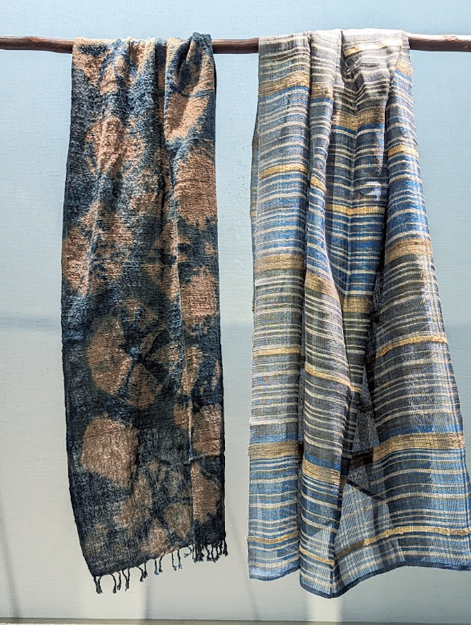 左：「木綿甘撚り地機織り布絞り」 60.0×160.0cm
右：「真綿紡ぎ ぜんまい紡ぎ アタカス蚕の布」 85.0×180.0cm