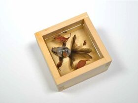 「金魚酒　命名　秋墨」 素材・技法：中川周士氏（中川木工芸）の一合枡、超難黄変エポキシ樹脂、アクリル絵具 サイズ　　：縦8.5×横8.5×高さ5.5ⅽm