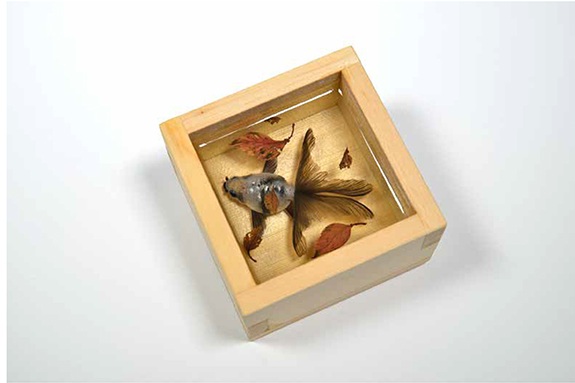 「金魚酒　命名　秋墨」 素材・技法：中川周士氏（中川木工芸）の一合枡、超難黄変エポキシ樹脂、アクリル絵具 サイズ　　：縦8.5×横8.5×高さ5.5ⅽm