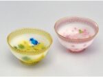 作道僚子「ミモザと青い鳥」・「桜風盃」 (いずれも径7.3×高さ4cm)