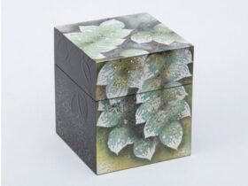 須藤 靖典　蒔絵漆箱「さりげなく」奥行13×幅13×高15cm