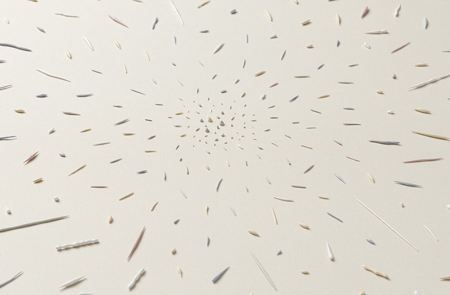 福田尚代《煙の骨》2007–2013年 女性の名前が刻印された色鉛筆の芯の彫刻 うらわ美術館蔵 撮影:大谷一郎