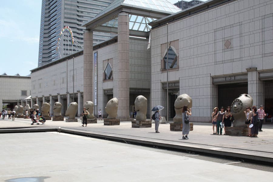 ウーゴ・ロンディノーネ《月の出、東》2005年「ヨコハマトリエンナーレ2011」展示風景
協力:the artist & Galerie Eva Presenhuber, Zürich ©the artist
撮影:木奥惠三 写真提供:横浜トリエンナーレ組織委員会