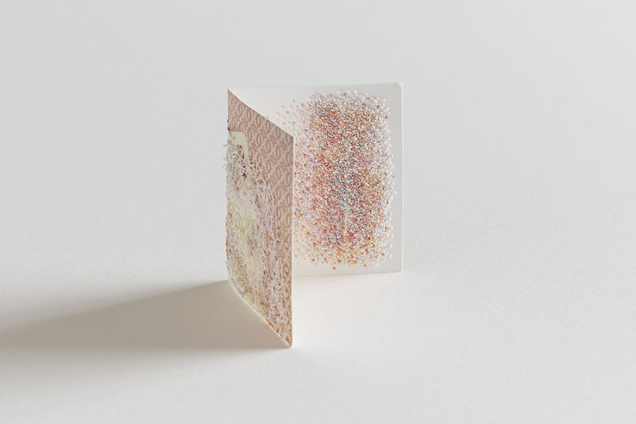 福田尚代《メッセージカード #02/トランプ(ハートの2)》2025年 メッセージカードに刺繍 作家蔵 撮影:高橋健治