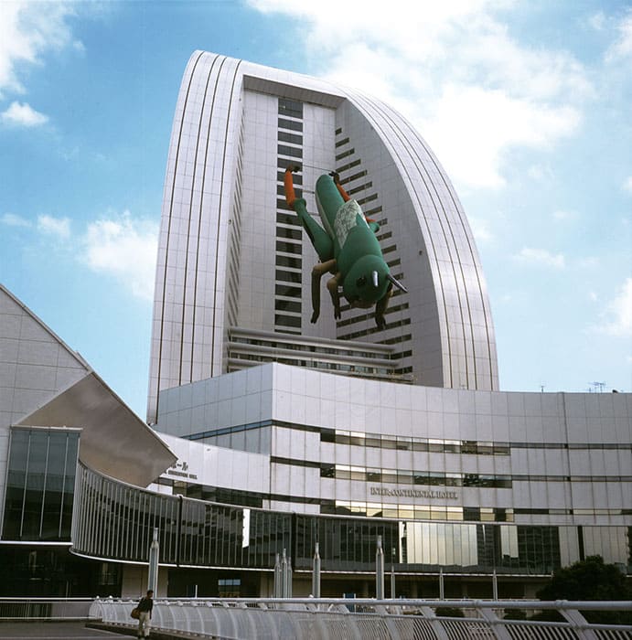 椿昇+室井尚《インセクト・ワールド、飛蝗》2001年「横浜トリエンナーレ2001」展示風景 撮影:黒川未来夫 写真提供:横浜トリエンナーレ組織委員会