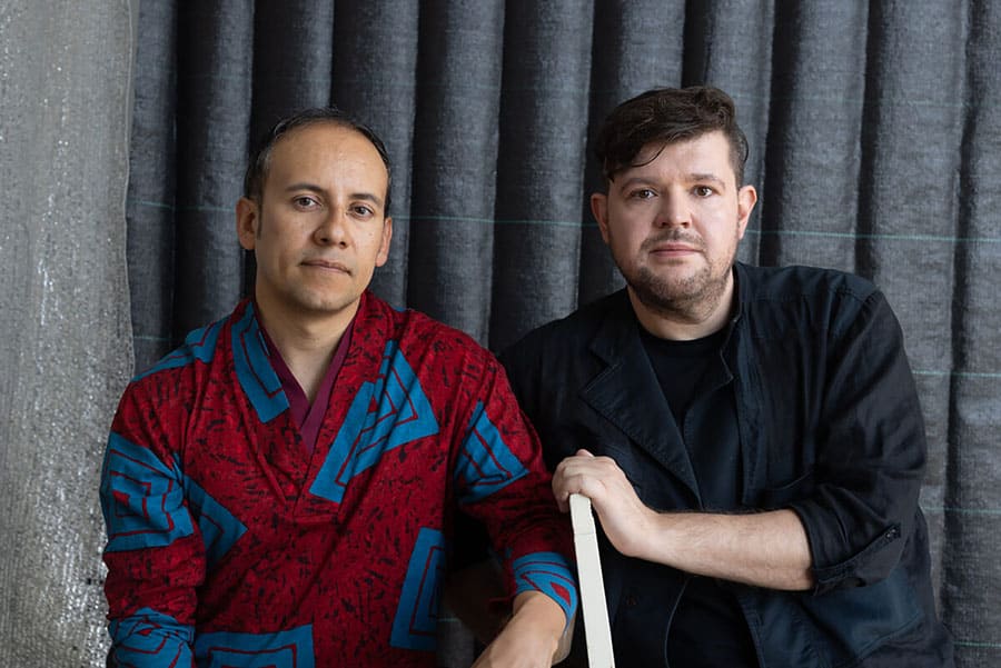 左:インティ・ゲレロ 右:コスミン・コスティナシュ
撮影:ウォルフガング・ティルマンス 写真提供:横浜トリエンナーレ組織委員会