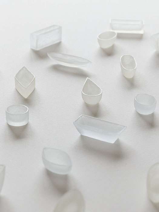 福田尚代《漂着物/ひとすくい/泉》より 2024–2026年 消しゴムに彫刻 作家蔵 撮影:高橋健治