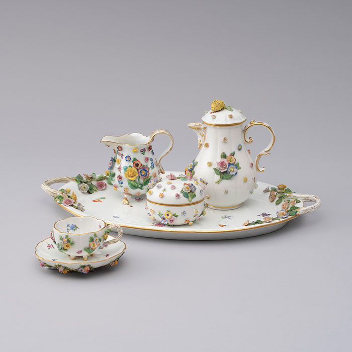マイセン　《花飾ティーセット》　19世紀後半　岐阜県現代陶芸美術館蔵