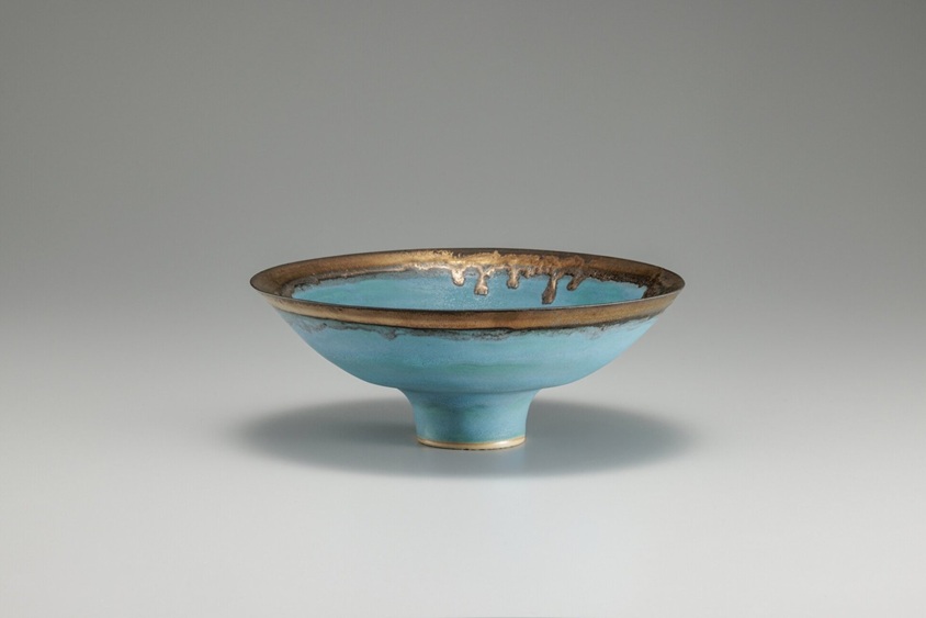 ルーシー・リー《青釉鉢》1980年頃 井内コレクション(国立工芸館寄託) 撮影:品野 塁