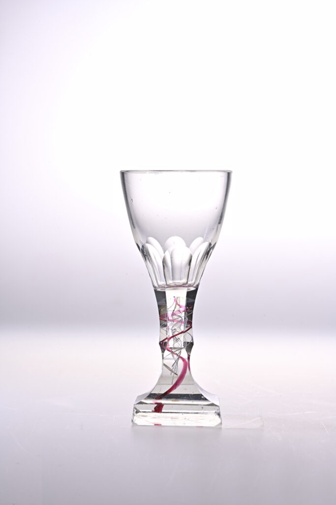 手彫り切子金赤にエアーツイストガラス脚付杯
品川硝子製造所製か 明治10-20年(1878-88)