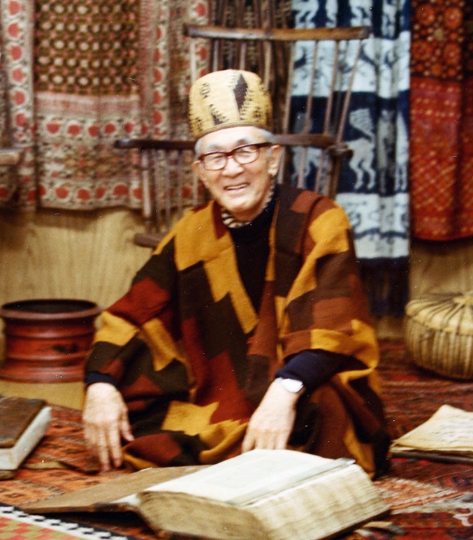 ペルーの貫頭衣を着た芹沢銈介

（1974年11月　岡山天満屋「芹沢銈介の五十年　作品と身辺の品々」展会場にて）