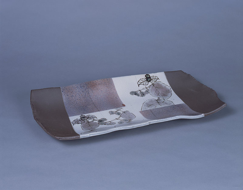 鉄絵秋海棠文長皿　2003　33×66×6㎝　兵庫陶芸美術館蔵