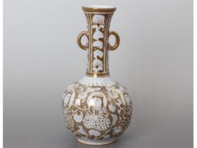 加藤卓男　「ラスター彩胡姫文花入」 サイズ　：高さ22.6×幅12.2㎝