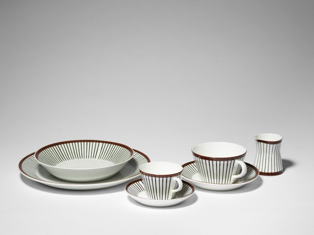 作品名）［スピーサ・リッブ］シリーズ/ディナーセット：皿、深皿、コーヒーカップ＆ソーサー、ティーカップ＆ソ－サー、クリーマー
製作年）1955年
所蔵）スティグ・リンドベリ蔵
©Stig Lidberg/Per Myrehed