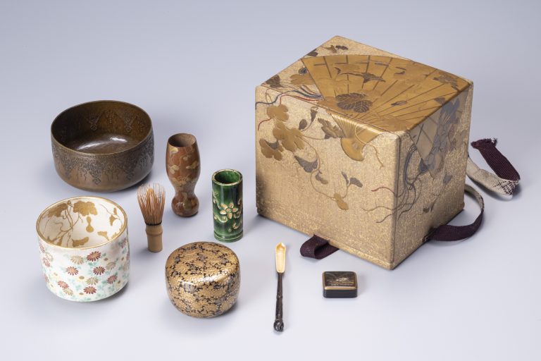 桐木地蔦檜扇蒔絵茶箱一式
滴翠美術館蔵 撮影:田口葉子
※展示期間1月7日~2月8日