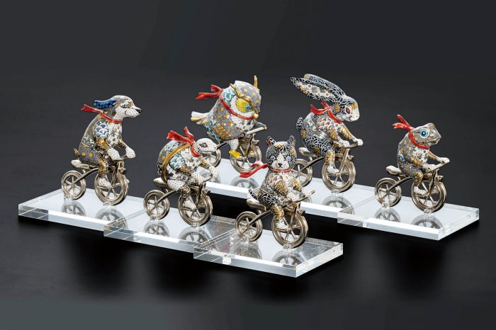 線描色絵金彩

「自転車でお出かけ」　

高さ 約10cm　