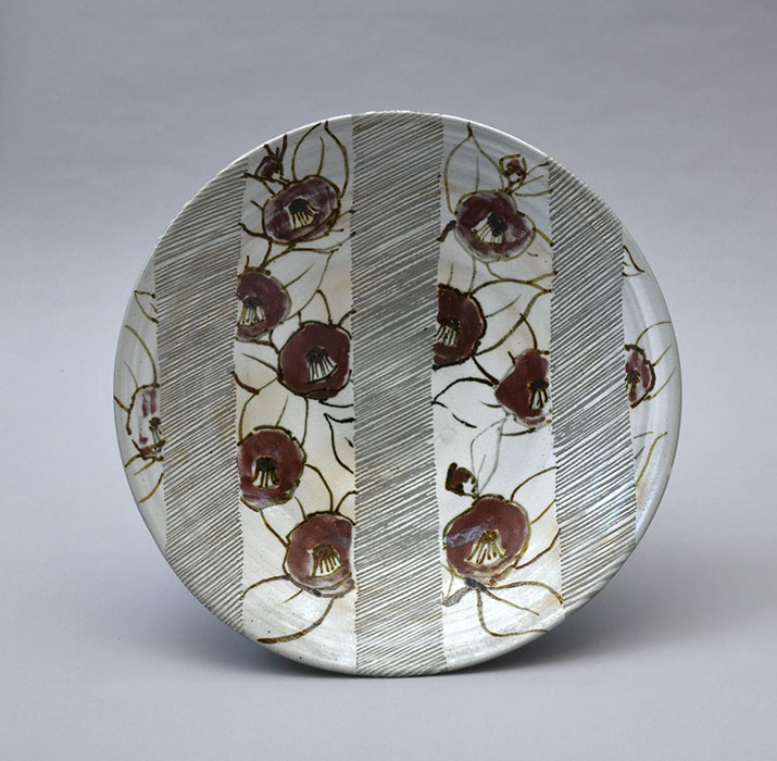 鉄絵銅彩椿文大鉢　1985頃　51×51×10.5cm　千葉市美術館蔵