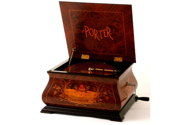 「PORTER（ポーター）」ディスクオルゴール
“Swan Erite Ⅱ（スワンエリート2）”
（幅46×奥行45×高さ25cm）