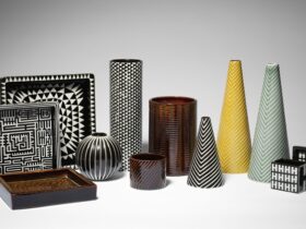 作品名）［ドミノ］シリーズ/アートウエアセット：中型灰皿、大型灰皿、シガレットホルダー、半球形重ね鉢、シリンダー花入、トウモロコシ形花入、小型灰皿 製作年）1954年/デザイン、1955年/発表、オリジナルは、黒と白の組み合わせ。1956年ブラウンと黄色とグレイで製造された 所蔵）スティグ・リンドベリ蔵 ©Stig Lidberg/Per Myrehed