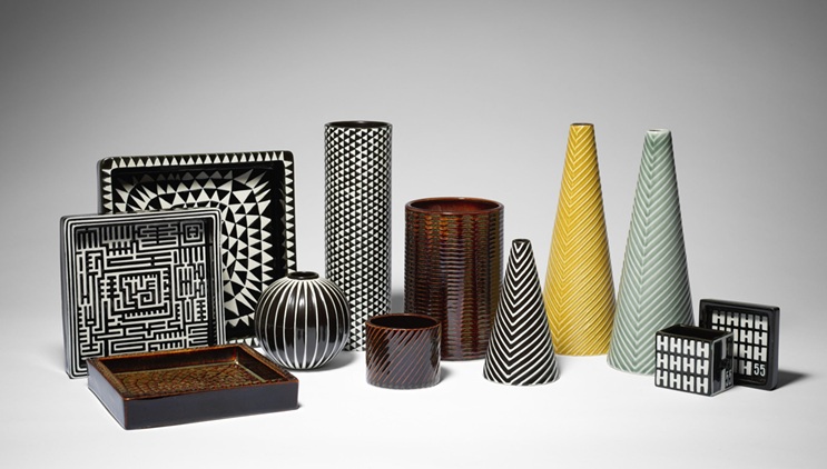 作品名）［ドミノ］シリーズ/アートウエアセット：中型灰皿、大型灰皿、シガレットホルダー、半球形重ね鉢、シリンダー花入、トウモロコシ形花入、小型灰皿 製作年）1954年/デザイン、1955年/発表、オリジナルは、黒と白の組み合わせ。1956年ブラウンと黄色とグレイで製造された 所蔵）スティグ・リンドベリ蔵 ©Stig Lidberg/Per Myrehed