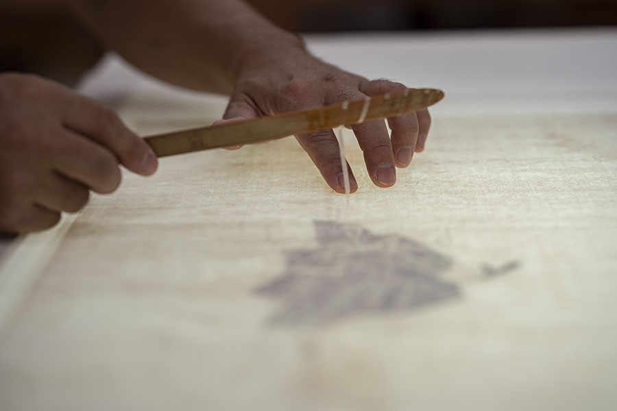 〔修復中画像〕泉屋博古館蔵「佐竹本三十六歌仙絵切　源信明」