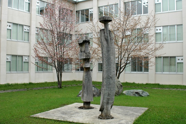 砂澤ビッキ《芽》1985年　旭川工業高等専門学校蔵 写真提供：旭川工業高等専門学校（2005年5月19日撮影）