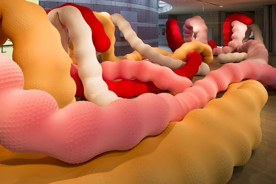 エヴァ・ファブレガス《からみあい》2020年「ヨコハマトリエンナーレ2020」展示風景
撮影:大塚敬太 写真提供:横浜トリエンナーレ組織委員会