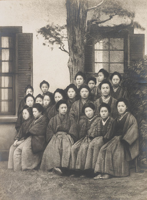男袴をはいた東京女子師範学校の生徒 明治10年(1877) お茶の水女子大学蔵