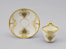 KPMベルリン　《植物文カップ＆ソーサー》　20世紀初頭　岐阜県現代陶芸美術館蔵