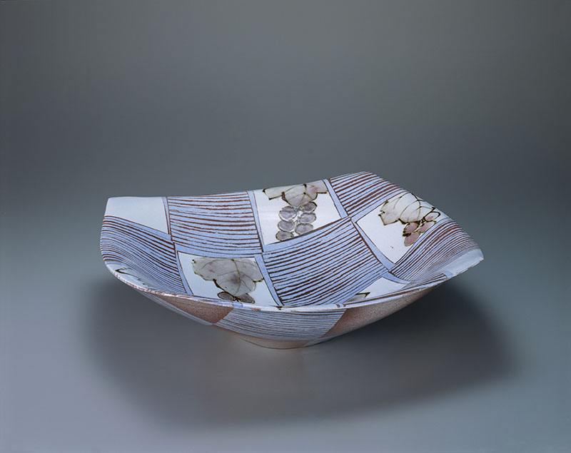 鉄絵銅彩葡萄文鉢　2013　45.1×45.7×13.5㎝　国立工芸館蔵