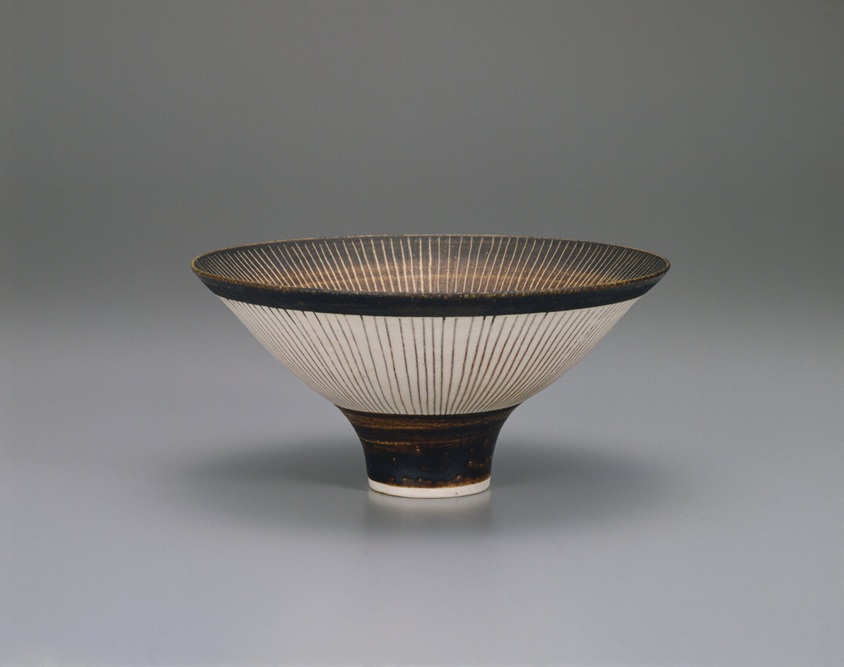 ルーシー・リー《マンガン釉線文碗》1970年頃 国立工芸館蔵 撮影:アローアートワークス