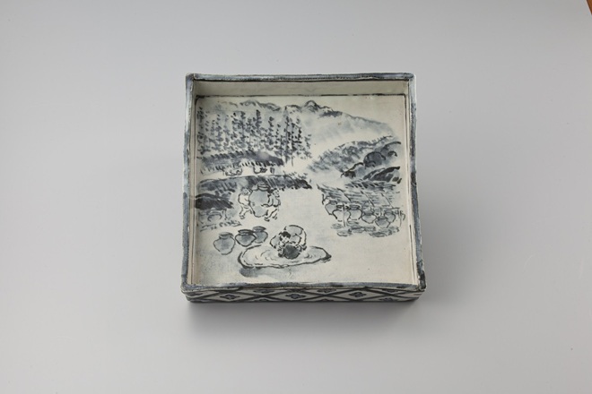 染付朝鮮作陶図四方皿　昭和52年　荒川豊蔵作　館蔵