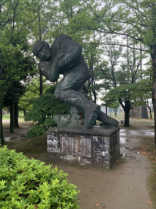 早川亜美・金井二郎《限りなき前身（ラグビー像）》1964年、セメント、新潟市中央区（鳥屋野運動公園内）