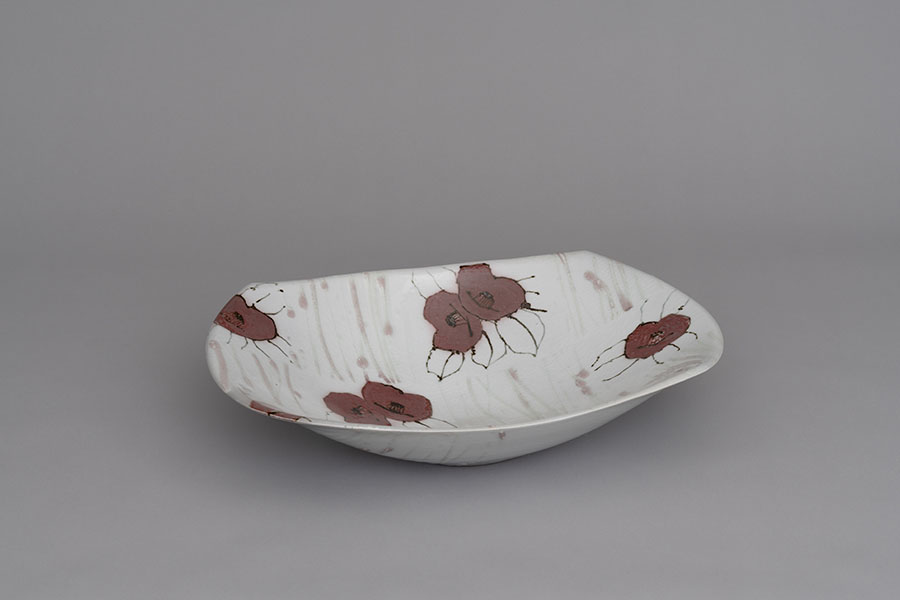 鉄絵銅彩椿文鉢　2025　38.3×51.2×11㎝　作家蔵