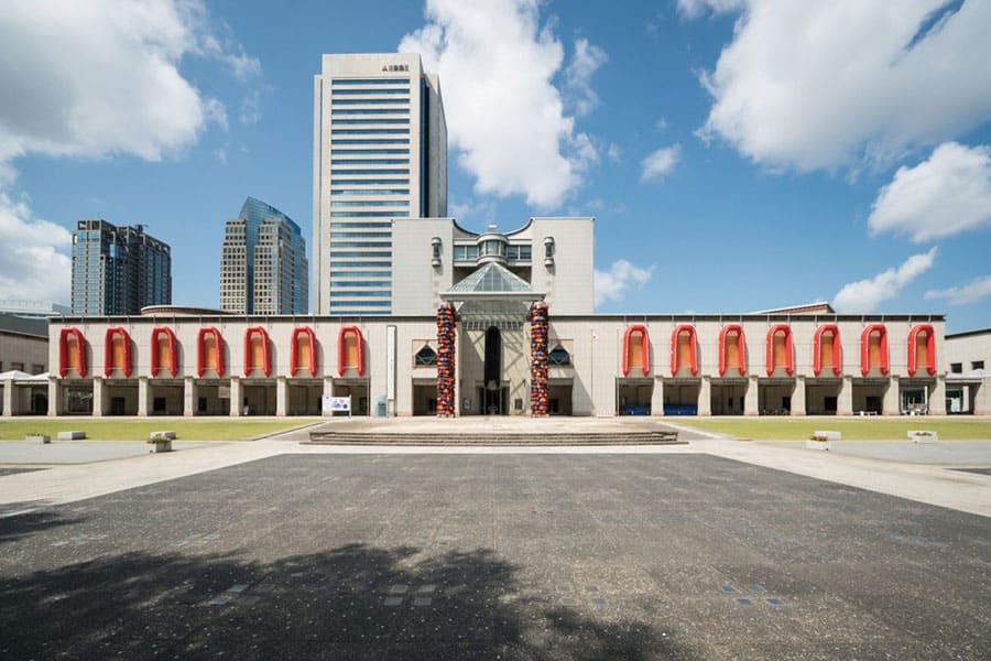 アイ・ウェイウェイ(艾未未)《安全な通行》2016年《Reframe》2016年「ヨコハマトリエンナーレ2017」展示風景(横浜美術館)
撮影:加藤健 ©Ai Weiwei Studio 写真提供:横浜トリエンナーレ組織委員会