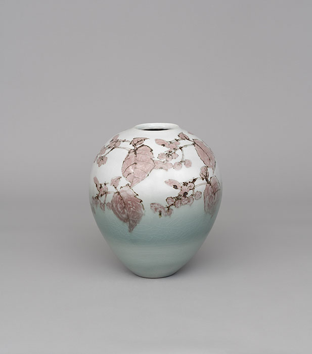 鉄絵銅彩秋海棠文壺　2025　34×34×41㎝　作家蔵