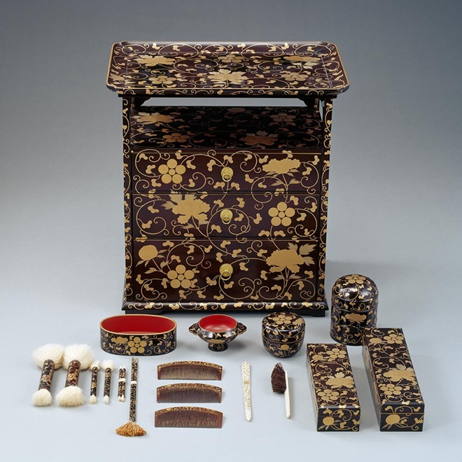 梅鉢紋散うめばちもんちらし牡丹唐草ぼたんからくさ蒔絵まきえ鬢台びんだい
江戸時代・文化5年（1808）
長崎・松浦史料博物館蔵