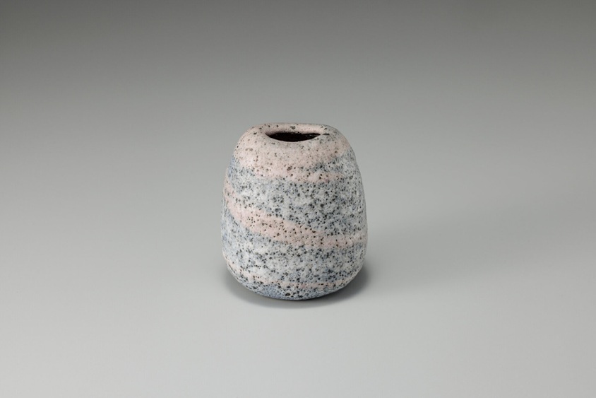 >ルーシー・リー《練り込み花器》1980年頃 井内コレクション(国立工芸館寄託) 撮影:品野 塁