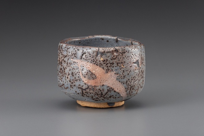 鼠志野鶴絵茶碗　昭和46年　荒川豊蔵作　館蔵