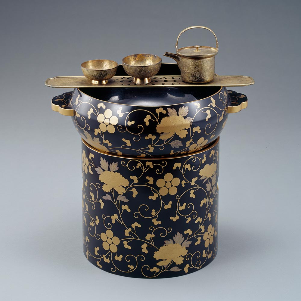 梅鉢紋散うめばちもんちらし牡丹唐草ぼたんからくさ蒔絵まきえ耳盥みみだらい・輪台わだい
江戸時代・文化5年（1808）
長崎・松浦史料博物館蔵