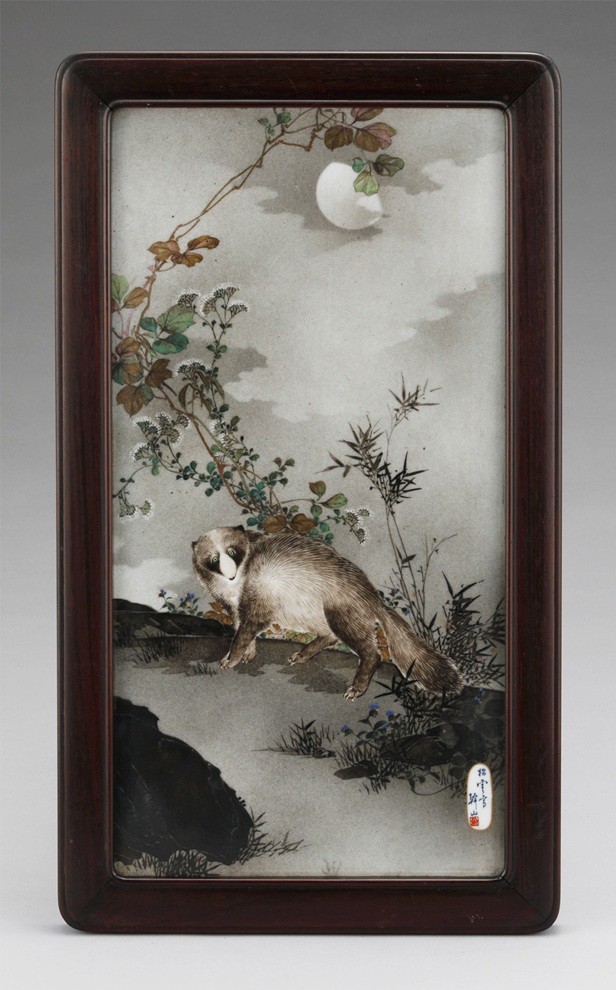 幹山伝七《上絵狸図陶板》明治時代前期～中期